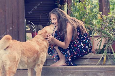 Belle Jeune Femme Embrasser Son Chien Labrador — Photographie