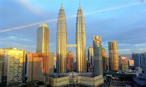 Malaysia menjadi persemakmuran 16 september 1963, malaysia merupakan negara maju di asia tenggara, negara yang memiliki gedung petronas ini selalu mendapat bantuan dari inggris. PM: Malaysia Mungkin Tidak Akan Capai Wawasan 2020