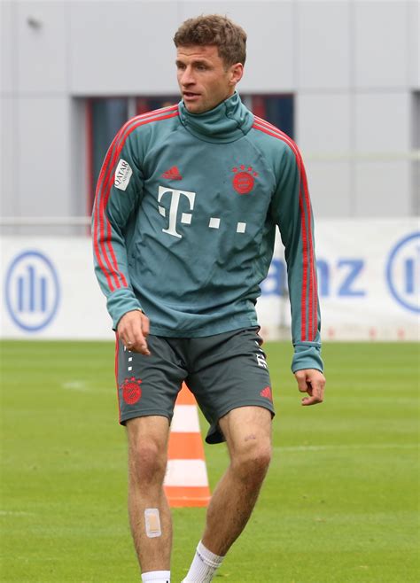 Thomas müller scored his first bundesliga goal in dortmund one day before his 20th birthday. Thomas Müller: Ehefrau, Vermögen, Größe, Tattoo, Herkunft 2020 - Taddlr