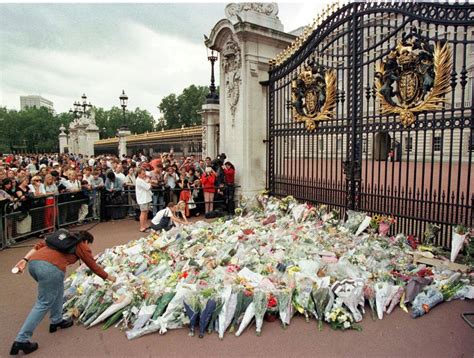 Photos Looking Back At The Funeral And Mourning Of Princess Diana 20