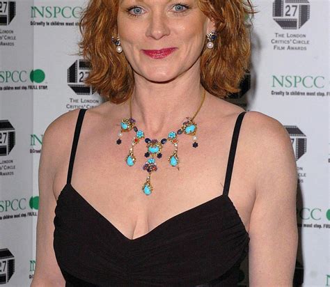  Samantha Bond - Quelle est sa taille