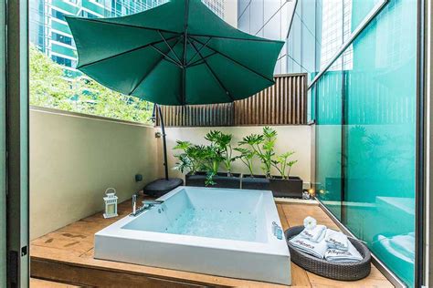 A hotel with a private jacuzzi and a 3,000 foot penthouse in ireland. 10 Hotels in Singapore With Private Jacuzzis For Next ...