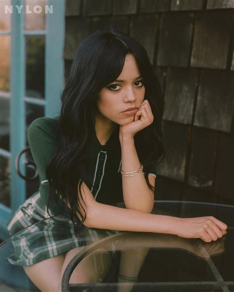 jenna ortega la actriz que le dio vida a la merlina de tim burton caras