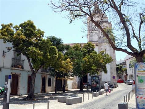 Eine vielzahl von ferienhäusern und poolvillen findet man bei carvoeiro, ferragudo, lagos und albufeira. Lagos Portugal - Igreja St António