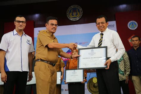 Rektor Unp Terima Anugerah Icsb Presidential Award Jurnal Sumbar