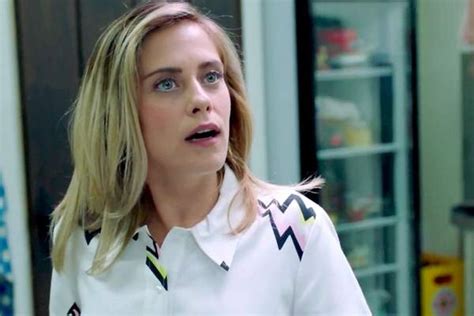 Allí abajo es una serie de televisión española de comedia producida por plano a plano para el canal antena 3. 'Allí abajo' (21,1%) no da opción a 'Sé quién eres' (13,6% ...