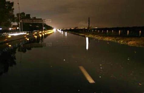 Se Desborda Canal E Inunda Con Aguas Negras Circuito Exterior Mexiquense Toluca Noticias De Hoy