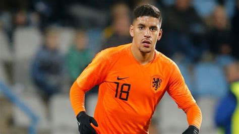.منتخب هولندا عن طريق لاعبه ممفيس ديباي و بعد ذلك اجري منتخب استراليا تبديلين من اجل تعديل النتيجة و لكن دون جدوي لتنتهي المباراة بفوز منتخب هولندا و يصعد الي. عبد الرحمن هروي: "لا أستبعد اختيار المغرب رغم تمثيلي ...