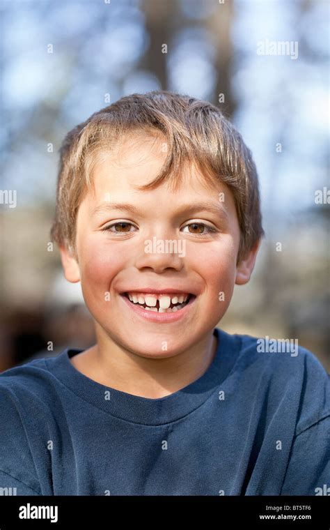 Niño Lindo Sonriente Fotografías E Imágenes De Alta Resolución Alamy