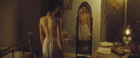 Emily Browning Desnuda En Verano En Febrero