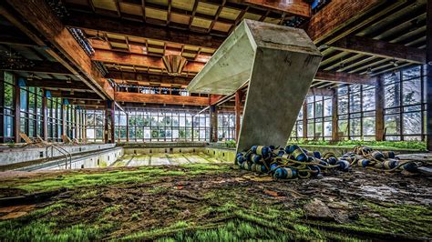 Escape Into 32 Photographs Of Hauntingly Beautiful Abandoned Places