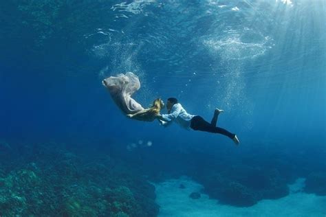 Engaged Couples Underwater Photo Shoot Might Seem Crazy But Its