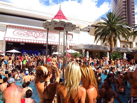 The 5 Best Pool Parties In Las Vegas Travefy Encore Beach Club Vegas Pool Party Las Vegas Pool