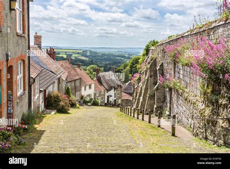 Cottages On Gold Hill Shaftesbury Dorset South West England In Stock