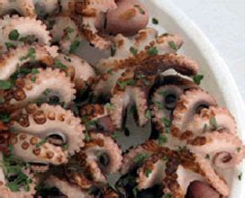 Il coniglio alla ligure è una ricetta tradizionale della liguria, che si prepara con la carne di coniglio, olive taggiasche e pinoli. Moscardini alla ligure | Ricette Regionali