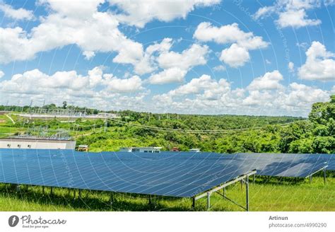 Fotovoltaik Kraftwerk oder Solarpark PV Anlage Solarpark und grüne