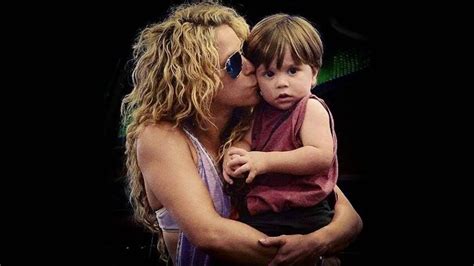 Shakira Con Sus Hijos En El Aeropuerto De Miami Youtube