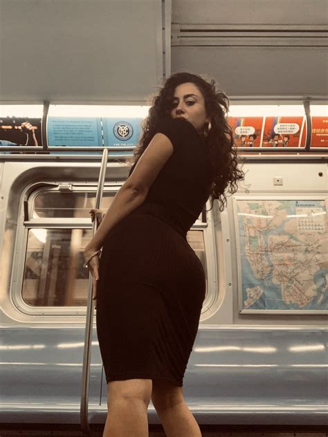 Subway Bae Womans Selfie Sesh On Nyc Train Goes Viral Autoevolution