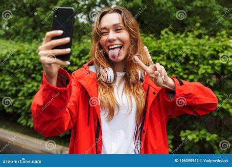 Imagen De Una Jovencita Divertida Tom Ndose Selfie En El Celular Mientras Camina Por El Parque