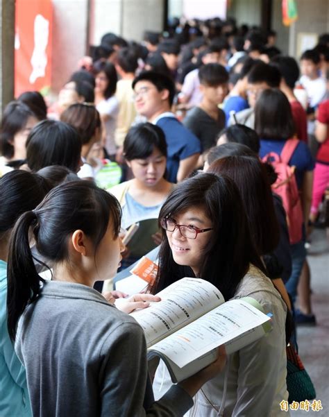 每日明報 體育 曼城重奪英超 三冠夢還看歐聯 先苦後甜認最難一季 哥迪奧拿信下季更大挑戰 英文 editorial : 會考》英文閱讀難又多 時事、缺水、圖表都有 - 生活 - 自由時報電子報