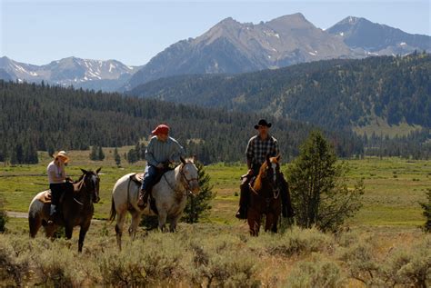 Four Unique Fall Dude Ranch Vacations In Montana Nine Quarter Circle Montana Dude Ranch