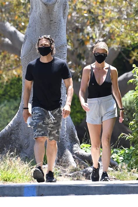 gwyneth paltrow brad falchuk go out for an afternoon stroll 22 fotoğraflar çıplak ünlü