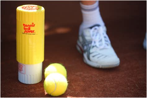 Mann Arbeit Lose Tennis Ball Pressure Container Aufeinanderfolgenden Baden Agentur