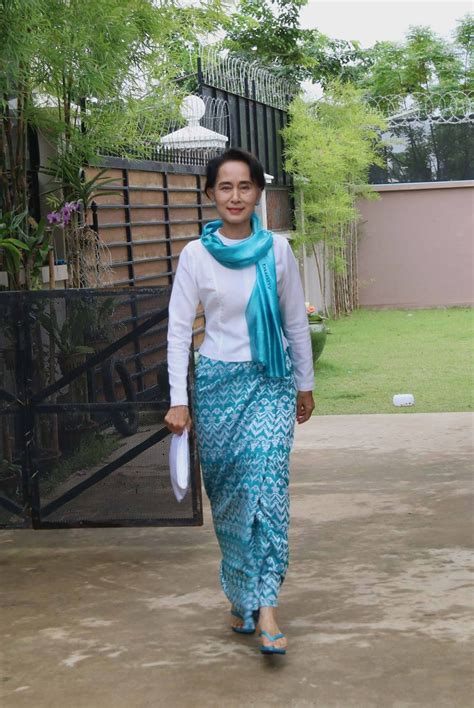 Aung san suu kyi returned to her home of burma to find it roiling with anarchy under the thumb of strongman u ne win, and she spent the next 20 years fighting to give her country back to its people. Daw Aung San Suu Kyi | Myanmar dress design, Myanmar ...