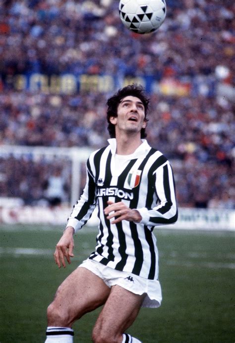 Fu campione del mondo con l'italia nel 1982, lo stesso anno in cui vinse il pallone d'oro. File:Paolo Rossi, Juventus.jpg - Wikipedia