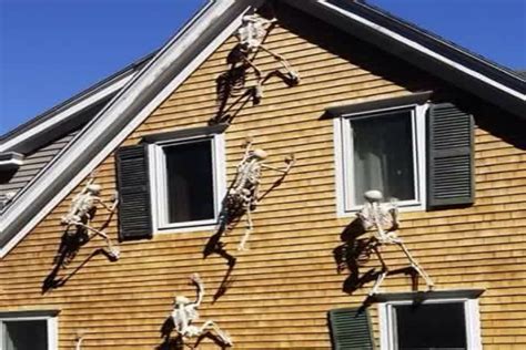 15 Of The Most Creative Halloween Skeletons To Freak Out Your Neighbors