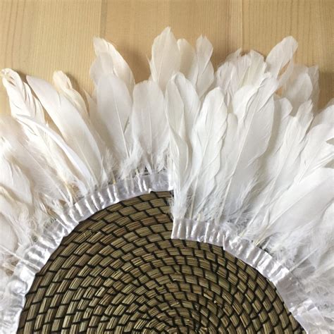 This juju hat diy is easier to make than it looks. DIY juju hat déco bohème ethnique chic plumes | Peinture murale à faire soi-même, Décorations ...