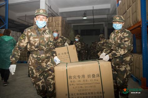 驰援驻地丨武警官兵紧急搬运疫情防控救援物资 中国军网