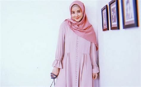 Ini 4 Gaya Hijab Pink Yang Bikin Kamu Makin Fresh Okezone Muslim