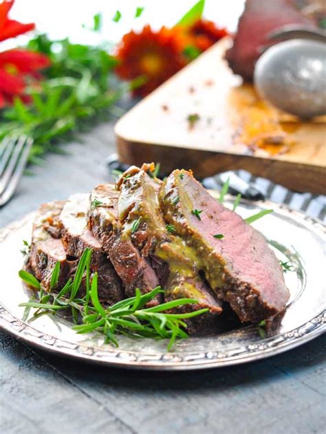 Whole roasted beef tenderloin with french i can't believe christmas is just days away, and i've still got a couple of recipes to share with you i'd serve this roasted beef tenderloin with my very festive pesto lasagna and a side of brussels sprouts. Beef Tenderloin Side Dishes Christmas : Easy Slow-Roasted ...