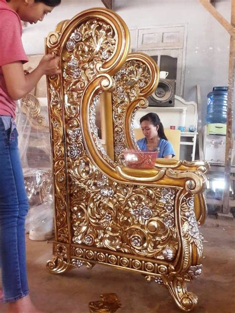 Dengan ukiran antik kawung pada sandarannya membuat tampilannya semakin meawah sehingga sanggat. Kursi Tamu Mewah Klasik Model Ukiran Mahkota Raja ...