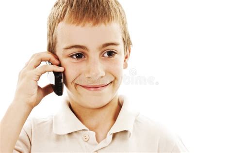 Retrato De Un Muchacho Joven Que Habla En El Teléfono Celular Foto De