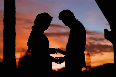 Download 1440x3168 Couple Sunset Scenic Holding Hands Romance Cute