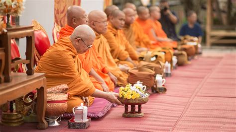 thai buddhists seek spiritual renewal during songkran [photo gallery] imb