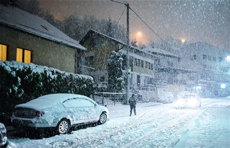 Unseasonal snowfall takes its toll on Sarajevo, Bosnia ...