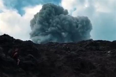 Viral Video Wna Daki Gunung Agung Saat Erupsi Sampai Ngesot Hindari