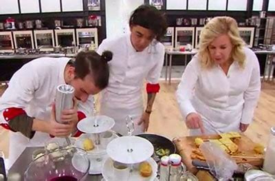Miami judges ted allen and gail simmons (center left), hosts padma lakshmi and tom colicchio (center right), along with the chefs participating in top chef s. Top Chef : Geoffrey éliminé de l'émission, retour sur son ...