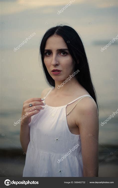 Beautiful Sexy Girl Short White Dress Nature River Fotografía De Stock © Prokopfoto 568462732