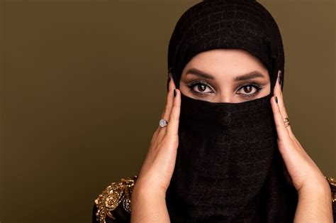 Muslimische Frau Die Einen Hijab Trägt Premium Foto