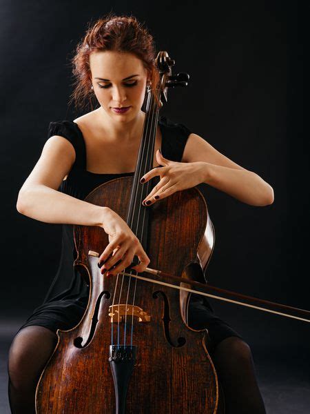 زن زیبا و نوازنده ویولن سل 1511952