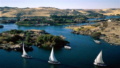 It rises south of the equator and flows northward through northeastern africa to drain into the mediterranean sea. Blue Nile River | Afro Tourism