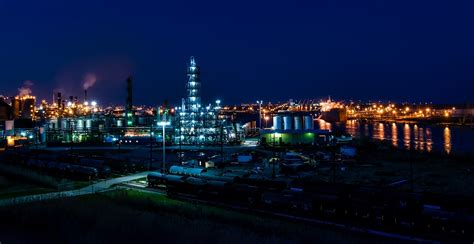 Kilang ini memiliki sekitar 200 tangki untuk menampung crude yang akan diolah, gas serta bbm hasil pengolahan minyak mentah. Kilang Cilacap Pertamina pasok 60 persen BBM Pulau Jawa ...