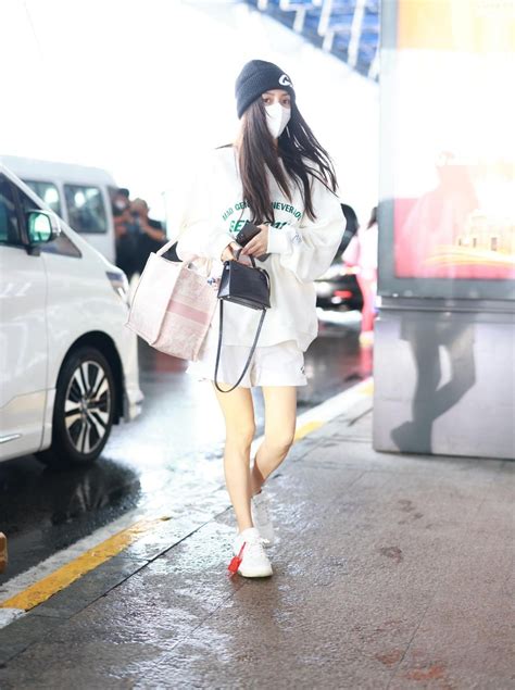 Yang Ying Appeared At The Airport In Casual Clothes With Long Hair And