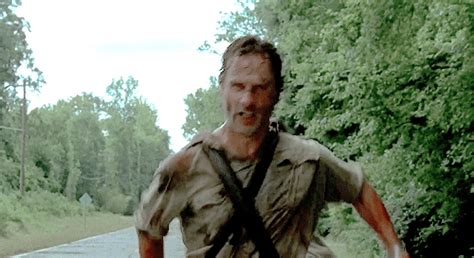 Although a weekend is a short duration, you get to rest and meditate or have pleasure before you resume work and regular life for another week. Rick Grimes - image animée GIF