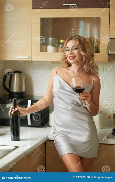Mujer Bebiendo Vino En La Cocina Foto De Archivo Imagen De Mujer