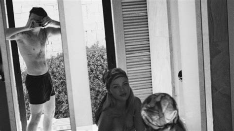 Filho De David Beckham Posta Foto Topless Da Esposa
